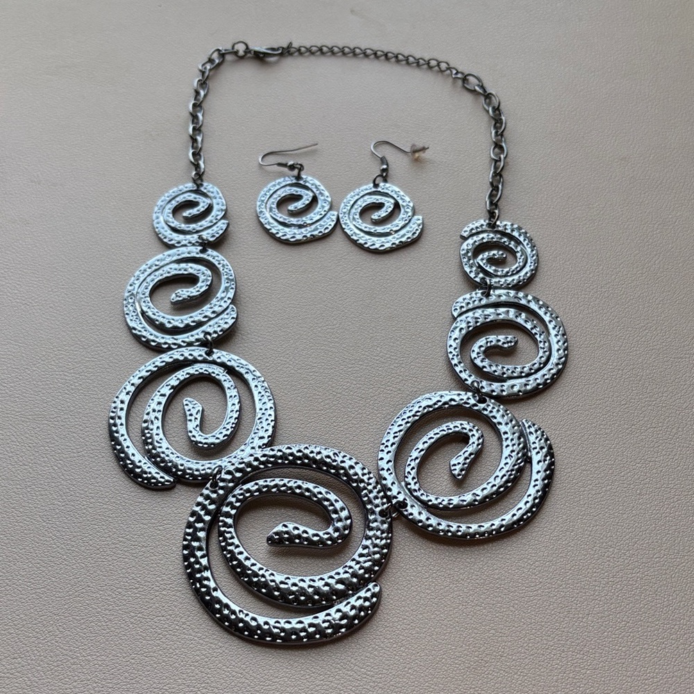 paparazzi Hammered Silver Spiral Necklace and Earring Set